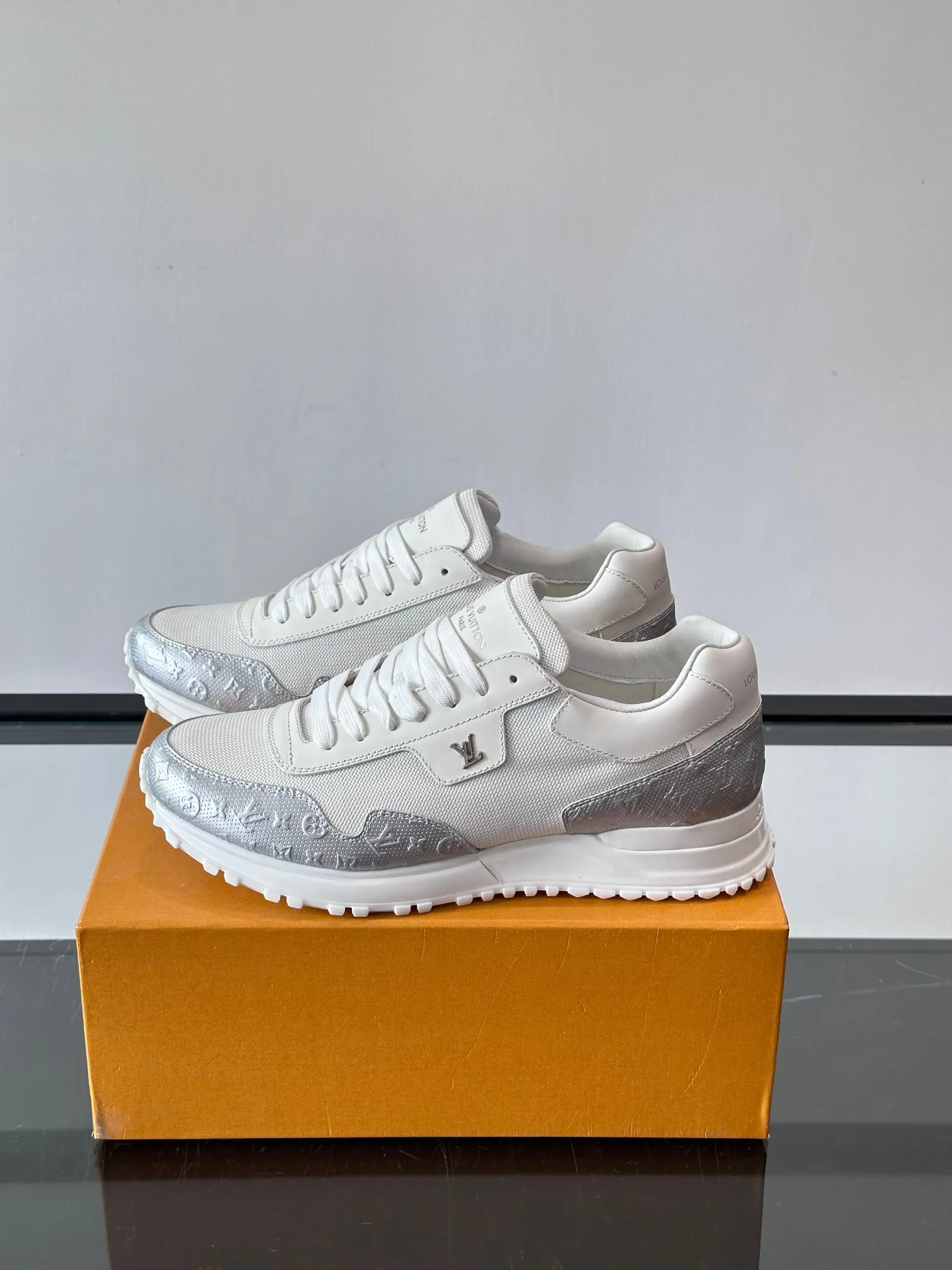 Men's Men's Shoes 💰500 [New Style] 🐡🐡LV🆕RUN AWAY sneakers, this Run Away sneaker is made of first-layer cowhide leather and breathable original material. The wedge-shaped rubber outsole continues the running shoe design, embellished with Monogram flowers, the L V letter is marked on the tongue, and the Louis Vuitton Paris logo is embellished on the back. Paired with brand logo cotton feet, the mesh lining and heel are spliced ​​and wrapped in cowhide, making the upper foot comfortable and breathable! size: 39-44 (38.45.46 customized)